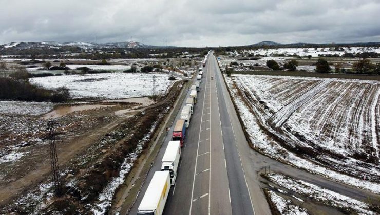 Balkanlar’da yollar kardan kapandı! 20 kilometre TIR kuyruğu