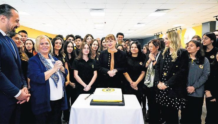 Demirören Medya Lisesi’nde öğretmenlere vefa töreni