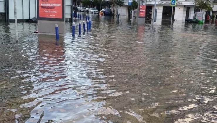 İzmir’de şiddetli yağış ve fırtına, tsunami etkisi yarattı! 2 ilçede deniz taştı, yollar göle döndü