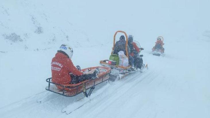 Yolu kapanan mezradaki hasta çocuğu JAK timi hastaneye ulaştırdı