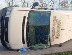 Kartepe’de otomobil minibüse çarptı: 15 yaralı