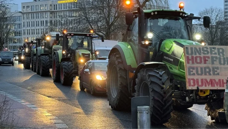Hükümetin vergi politikası ülkeyi karıştırdı! Almanya’nın başkenti Berlin’de binlerce çiftçi traktörleriyle meydanları kapattı