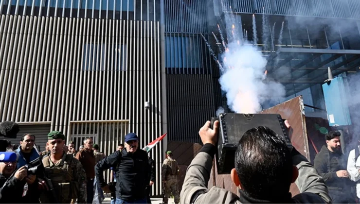 Lübnan’da mevduat hesapları dondurulan ve paralarını çekemeyen insanlar sokağa döküldü