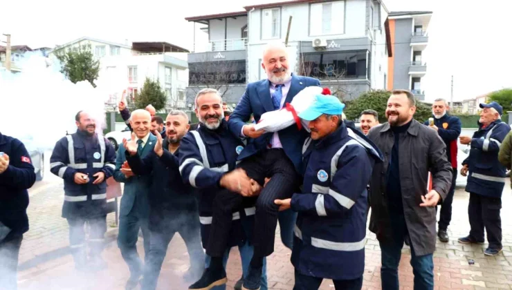 Yapılan zam sonrası mest olan işçiler, belediye başkanını omuzlara çıkardı