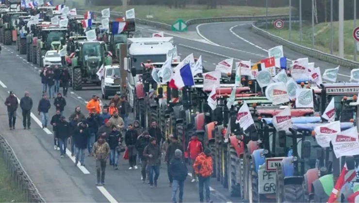 Fransız çiftçiler tarım politikasını protesto etmek için Paris’i kuşattı