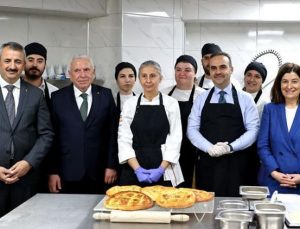 Bakan Kacır, Ramazan pidesi yaptı