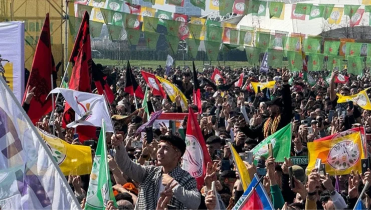 İstanbul Yenikapı’daki Nevruz kutlamalarında terör örgütü elebaşı Öcalan’ın posterleri açıldı