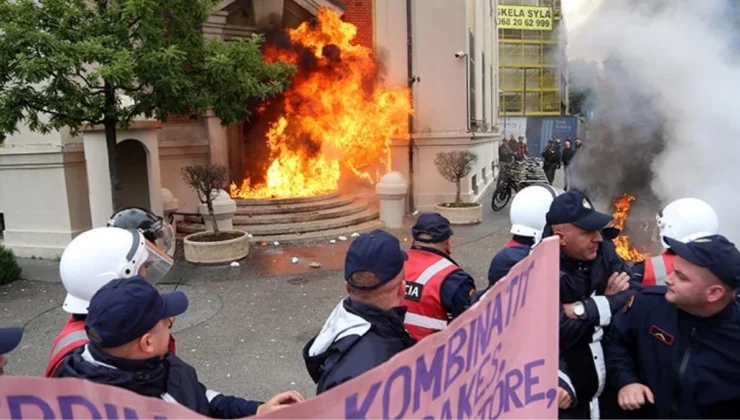 Arnavutluk’ta yolsuzlukları protesto eden öfkeli kalabalık belediye binasını yaktı