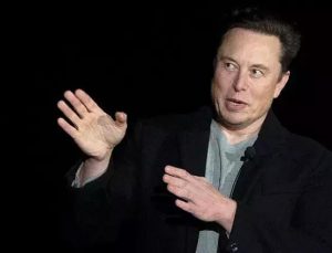 Musk sürücüsüz taksi modeli için tarih verdi