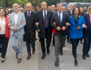 CHP yeni müfredat taslağını protesto için Milli Eğitim Bakanlığı’na yürüdü