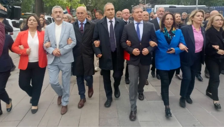 CHP yeni müfredat taslağını protesto için Milli Eğitim Bakanlığı’na yürüdü