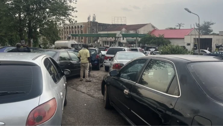 Petrol üreticisi Nijerya’da yakıt krizi! Benzinliklerde uzun kuyruklar oluştu