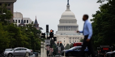 Federal çalışanlar, kapanma sonrası ücretsiz izne gönderiliyor.