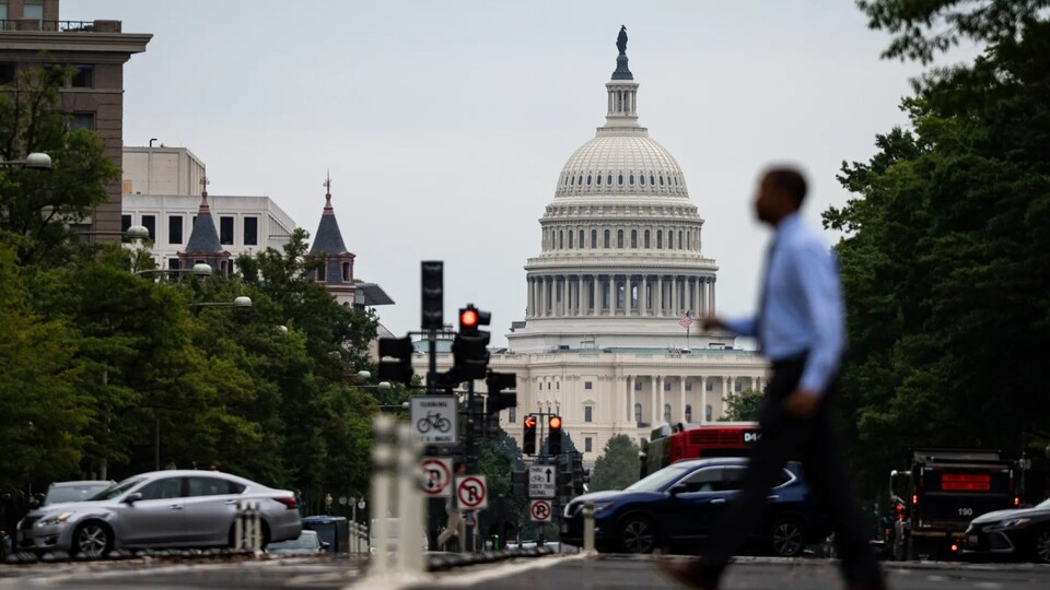 Federal çalışanlar, kapanma sonrası ücretsiz izne gönderiliyor.