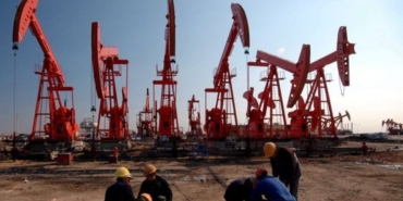 Petrol, artan arz kaygıları nedeniyle geriliyor.