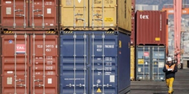 Çin'in dış satımı iki sene sonra ilk defa azaldı.