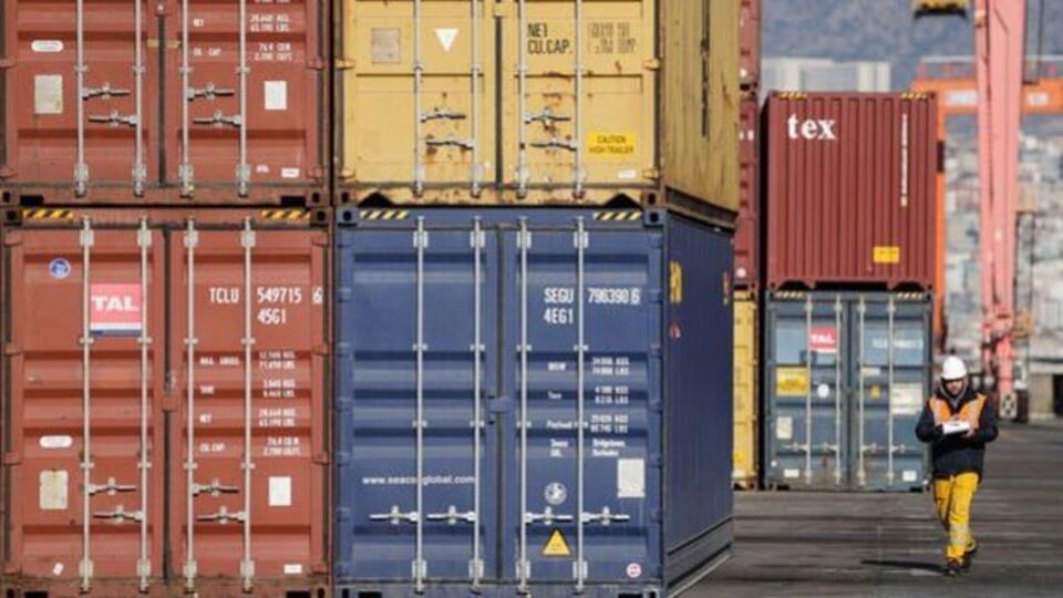 Çin'in dış satımı iki sene sonra ilk defa azaldı.