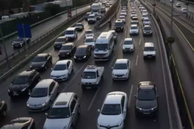 Motorinin fiyatına bu gece itibariyle 2 lira 7 kuruşluk bir zam yapılacağı tahmin ediliyor.
