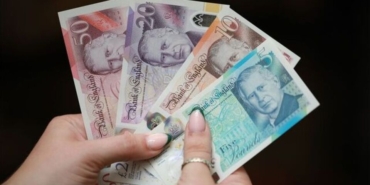 Sterlin, gelir vergisi haberleri yüzünden değer kaybetti.