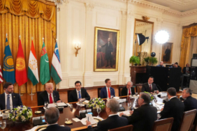 Trump, Beyaz Saray'da Orta Asya'daki 5 ülkenin liderleriyle toplandı.