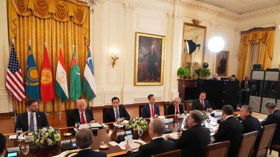 Trump, Beyaz Saray'da Orta Asya'daki 5 ülkenin liderleriyle toplandı.